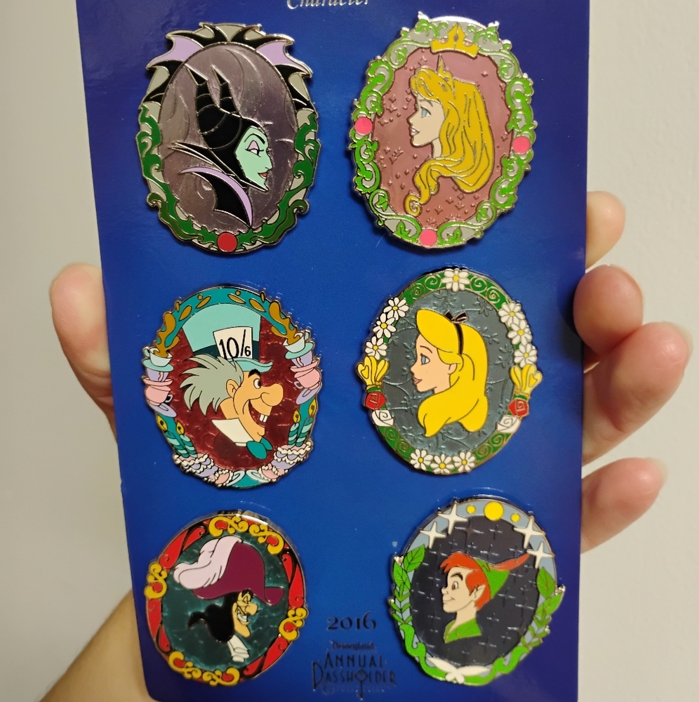 2016 Passholder Cameos with Character Pin Set